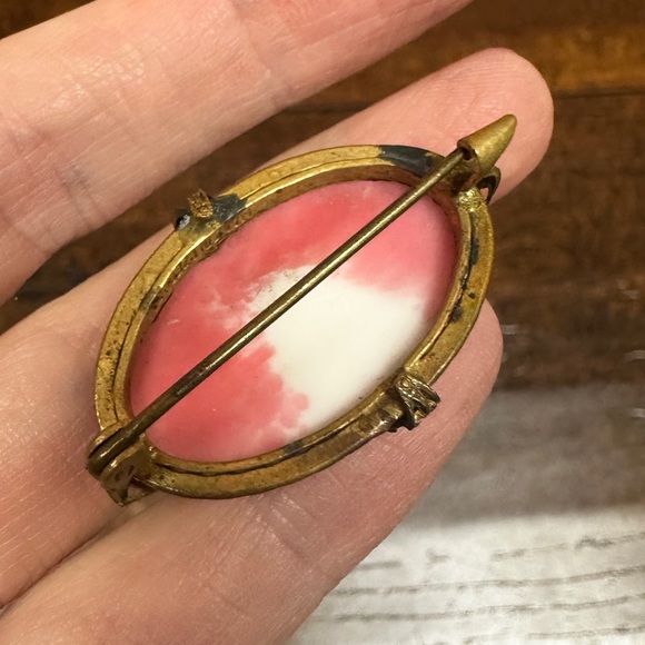 Vintage pink coral oval stone brooch set in gold tone hardware Czech - Picture 10 of 13